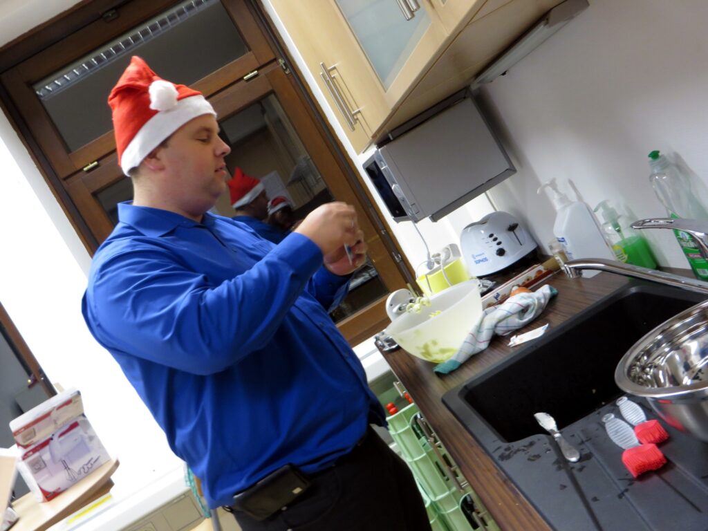 LINET Services wird zur Weihnachtsbäckerei - Keksbackaction 2014