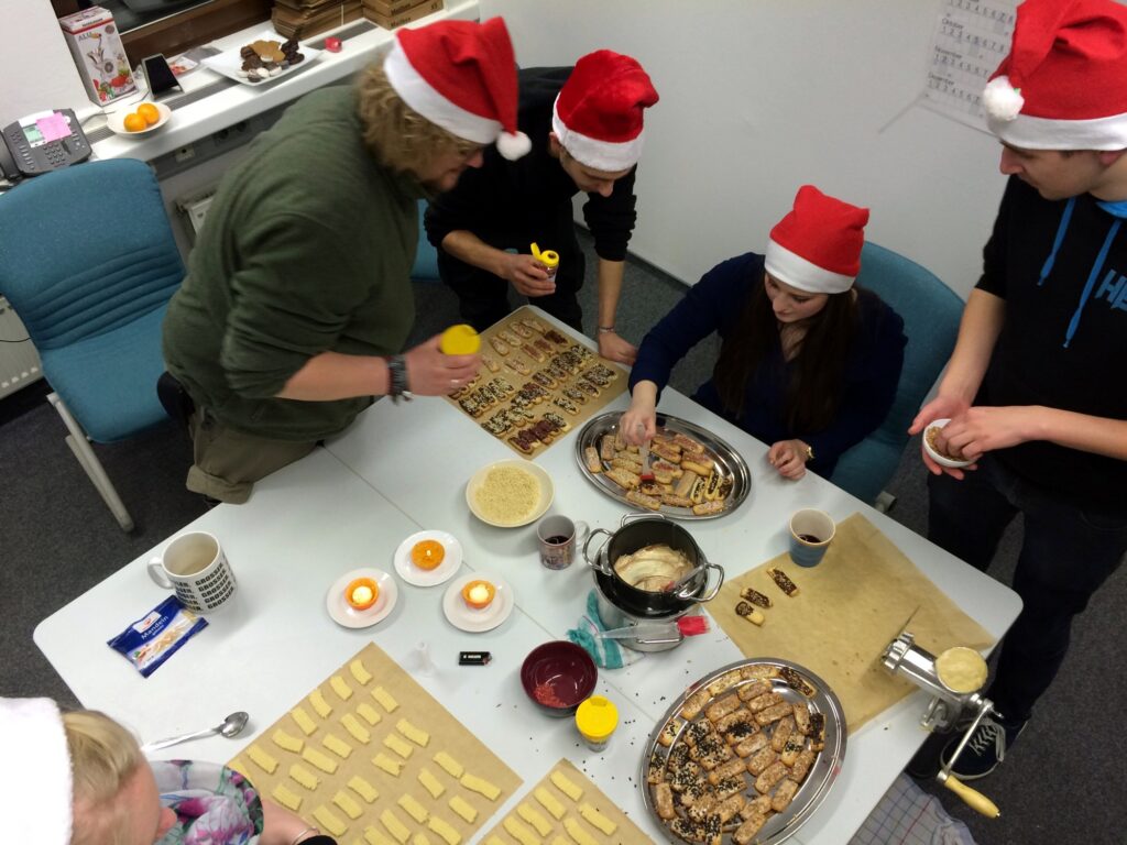 LINET Services wird zur Weihnachtsbäckerei - Keksbackaction 2014